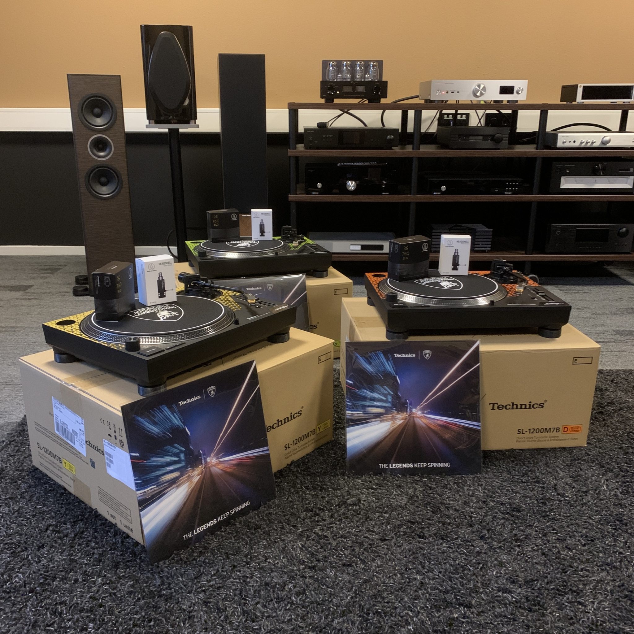 Maarliefst 3x Technics SL-1200M7B (Lamborghini Special Edition) + Audio Technica VM760SLC