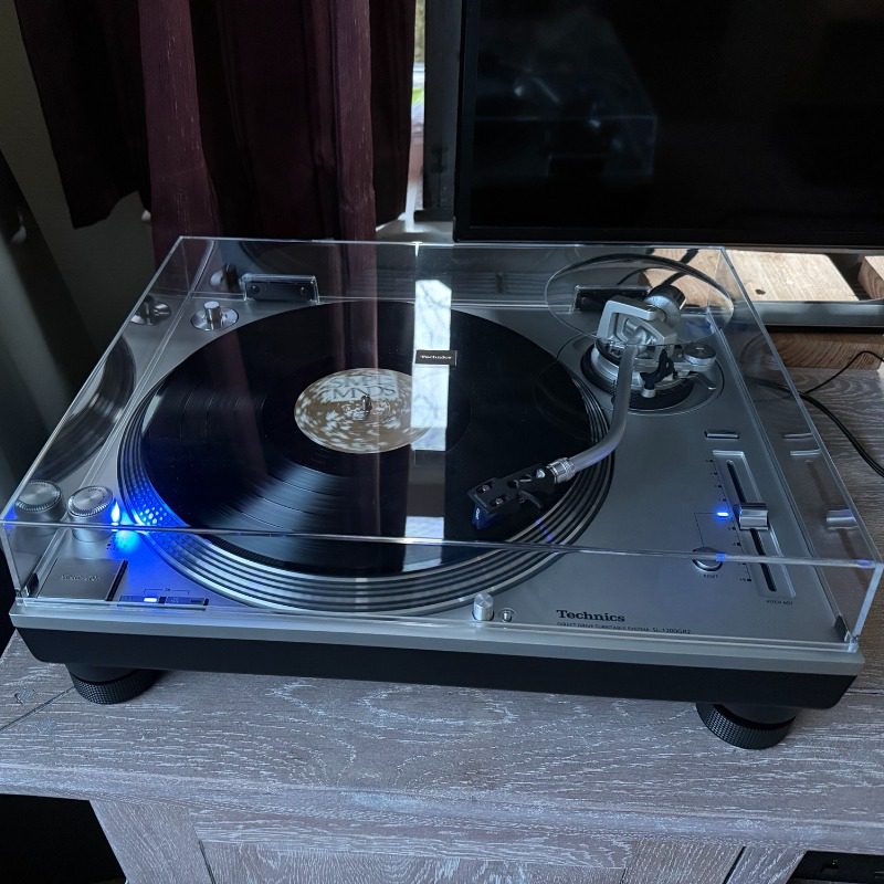 Technics SL-1200GR2 samen met een Ortofon 2M Blue en een Rega Fono MM geleverd