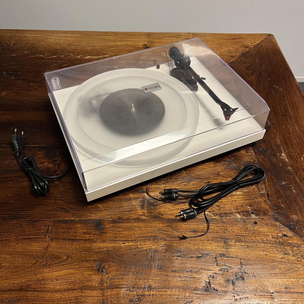 Pro-ject Debut Carbon wit draaitafel Ortofon 2M red