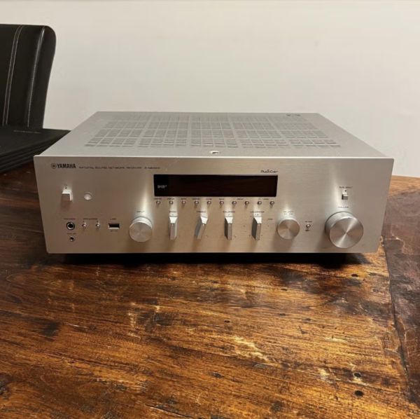Yamaha R-N803D zilver receiver/dac/streamer (occasion)