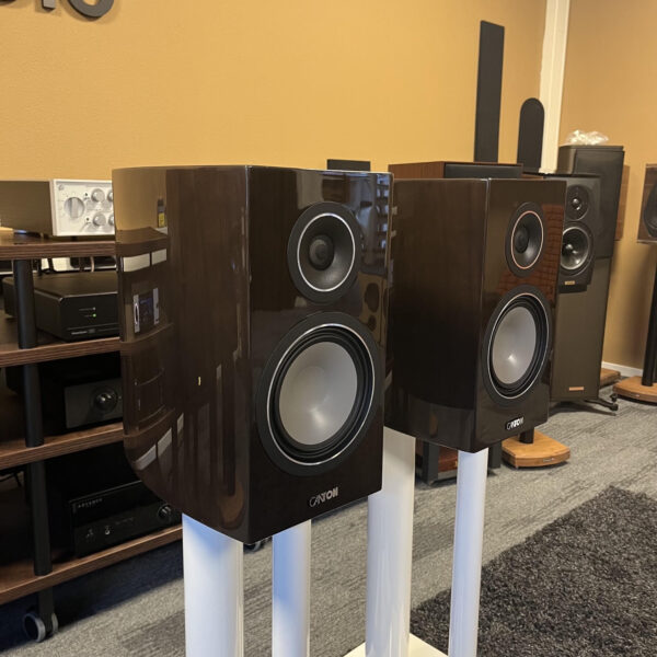 Canton Vento 30 dark walnut speakerset (occasion)